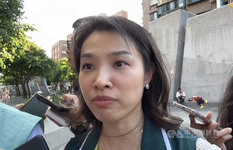 加熱菸因全數未標示尼古丁含量,在台開賣當天就觸法。國健署長沈靜芬(圖)18日受訪強調,已要求全面下架,即起看到就開罰。中央社記者沈佩瑤攝 114年10月18日