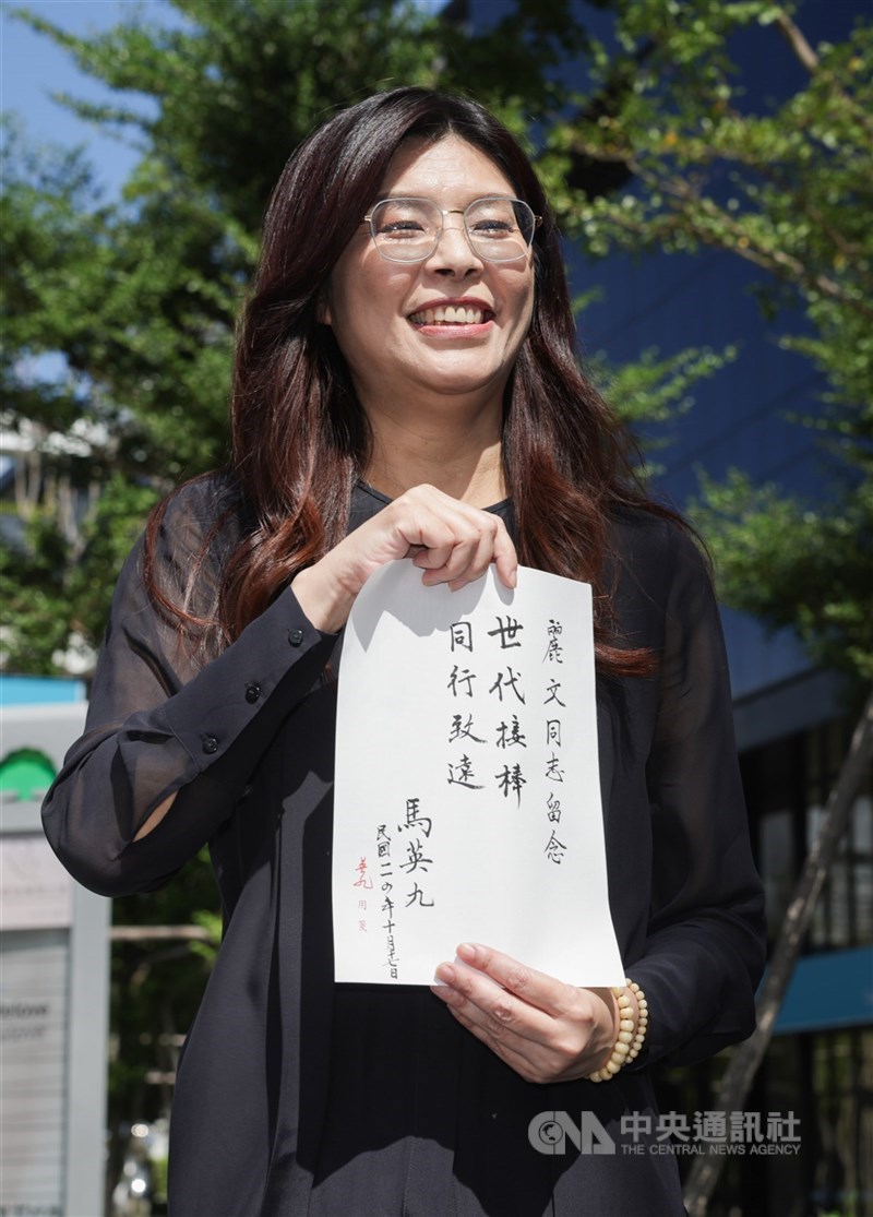 圖為鄭麗文17日拜會前總統馬英九後，公開馬英九致贈的墨寶。（中央社檔案照片）