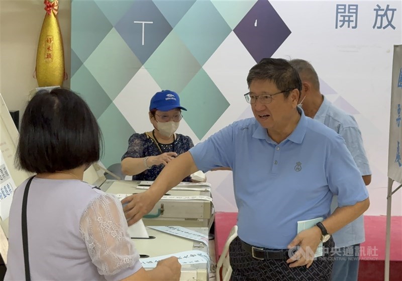 國民黨主席選舉18日登場,新竹縣長楊文科(右前)當日上午赴國民黨新竹縣黨部進行投票。中央社記者魯鋼駿攝 114年10月18日