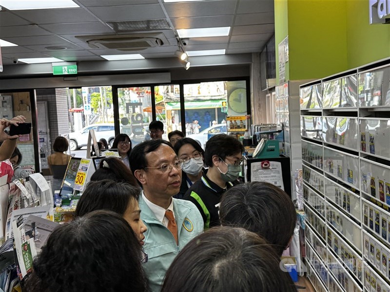 圖為衛福部長石崇良帶隊突襲稽查超商首日開賣加熱菸情形。(中央社檔案照片)