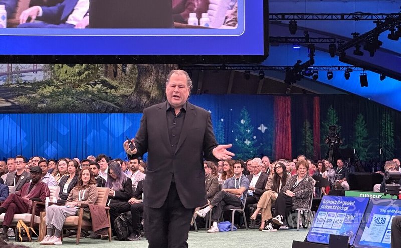 Salesforce執行長班紐夫17日為先前「支持派遣國民兵至舊金山」的發言風波道歉。圖為他在Salesforce年會上進行主題演講。中央社記者張欣瑜舊金山攝　114年10月18日
