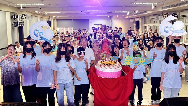 民國54年創立的榮光育幼院,18日在新北市網溪國小舉行60年院慶,院方代表、貴賓、當年受照顧院童一同切蛋糕祝賀,見證愛的循環。(新北市府社會局提供)中央社記者黃旭昇新北市傳真 114年10月18日