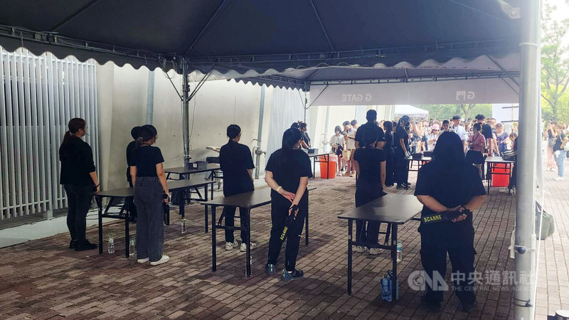 韓國女團BLACKPINK週末重返高雄世運主場館開唱,18日不少民眾早早在各入口處準備排隊進場,現場也備有安檢措施和金屬探測器,防止有心人士攜帶危險物品入內。中央社記者洪學廣攝 114年10月18日