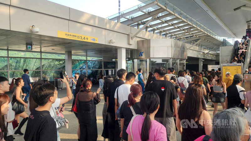 韓國女團BLACKPINK 18日晚間將在高雄世運主場館開唱,中午起陸續有粉絲搭乘高雄捷運至世運站下車,高捷公司也安排引導人員,疏導人流快速抵達世運會場。中央社記者洪學廣攝 114年10月18日