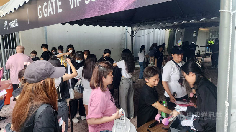 韓國女團BLACKPINK世界巡迴高雄站一連兩天在國家體育場(世運主場館)登場,這也是DEADLINE亞洲場次首站,18日下午粉絲依序排隊準備進場。中央社記者洪學廣攝 114年10月18日