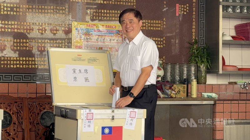 國民黨主席選舉今天登場,黨主席候選人郝龍斌上午前往投票。他表示,今天就是從從容容,準備迎接勝利,他對今天的投票結果有信心。 中央社記者王承中攝 114年10月18日