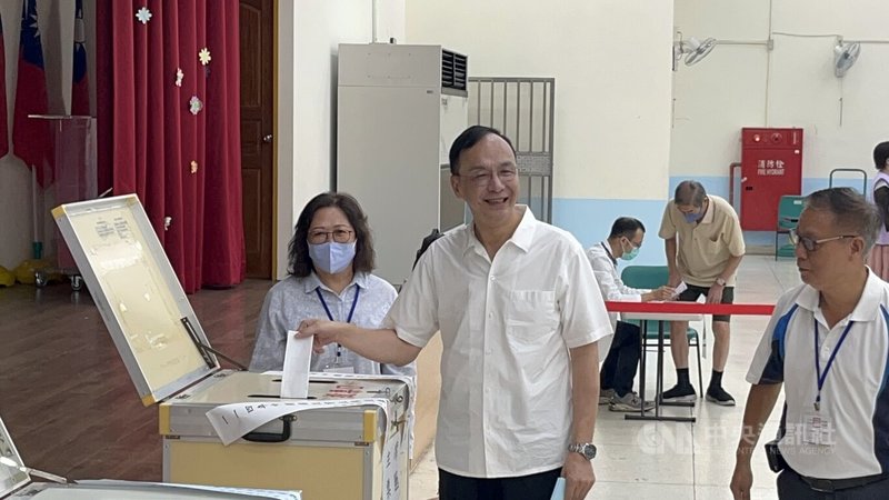 國民黨主席選舉18日投開票,國民黨主席朱立倫(中)投票時表示,希望大家一起團結努力,讓國民黨更好、更強。中央社記者葉臻攝 114年10月18日