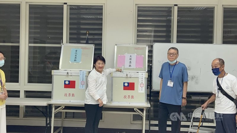國民黨主席選舉18日投票,台中市長盧秀燕(左)前往設於中達/育德/邱厝里聯合活動中心的北區投票所,完成黨主席投票。中央社記者郝雪卿攝 114年10月18日