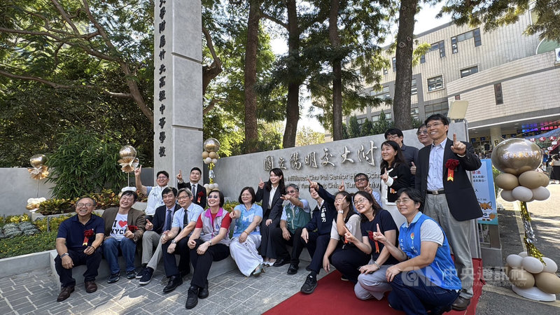 國立竹北高級中學今年8月正式改隸為「國立陽明交通大學附屬竹北高級中學」,18日舉行揭牌儀式,校名字樣取自書法家趙世雄的墨寶。中央社記者魯鋼駿攝 114年10月18日