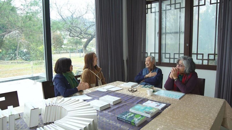 公視台語台文學節目「文學跳曼波」,最新一集拜訪91歲作家李喬(右2),他在節目中暢談台灣文學在戒嚴、解嚴等政治脈絡下的發展與挑戰,並堅定「反抗就是愛」的信念,節目將於21日播出。(公視台語台提供)中央社記者邱祖胤傳真 114年10月18日