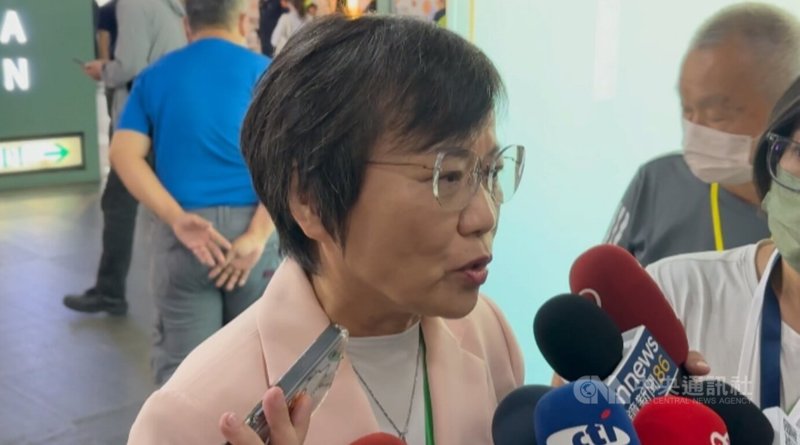 內政部長劉世芳(中)18日下午至高雄出席「平復國家不法暨頒發名譽回復證書」聯合典禮,會前受訪時回應太魯閣立霧溪堰塞湖目前狀況。中央社記者林巧璉攝 114年10月18日