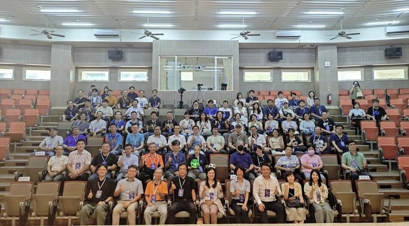 教育部18日在嘉義舉辦2025數位跨域教育年會，持續透過計畫鼓勵中小學將AI（人工智慧）融入教學，並透過「專題導向」方式，提升學子的探索能力。（教育部提供）中央社記者陳至中台北傳真　114年10月18日