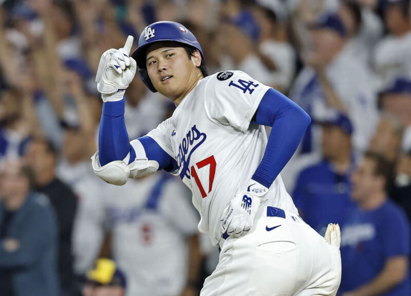 美國職棒大聯盟MLB日籍球星大谷翔平17日主投6局無失分、飆出10次三振;並轟出3支全壘打,獲得國聯冠軍賽MVP。(共同社)