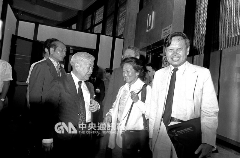 1986年楊振寧(右)夫婦來台,中研院長吳大猷(左2)在中正國際機場迎接。(中央社檔案照片)