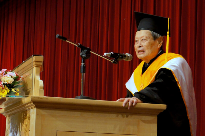 諾貝爾物理學獎得主楊振寧18日逝世,他於2015年來台接受台灣大學頒發名譽博士。(台大提供)