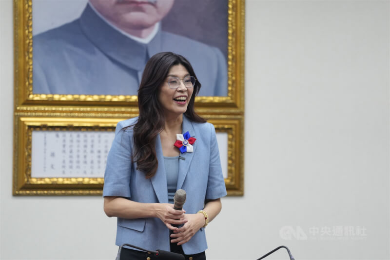 國民黨黨主席選舉18日晚間結果出爐,鄭麗文(圖)成功當選新任黨主席,她在黨中央發表感言時面帶笑意。中央社記者徐肇昌攝 114年10月18日