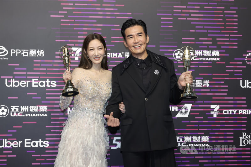 楊一展（右起）、曾莞婷分別摘下金鐘獎戲劇節目男、女配角獎，2人開心合影留念。中央社記者翁睿坤攝　114年10月18日