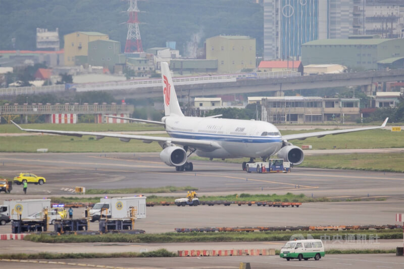 中國國際航空編號CA139航班18日上午從杭州飛往韓國首爾途中,行李置物櫃突然起火,航班因此緊急備降上海浦東國際機場,未造成人員傷亡。圖為中國國航飛機。(中央社檔案照片)