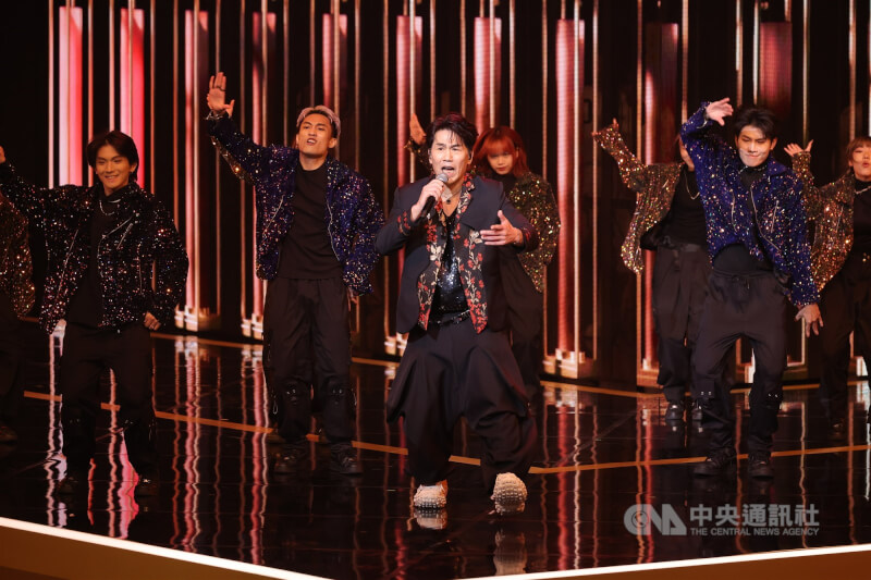 壓軸表演節目「唱,從電視開始」由歌手羅時豐(前)率先登場,接連合體多組音樂人帶來精彩演出。中央社記者翁睿坤攝 114年10月17日