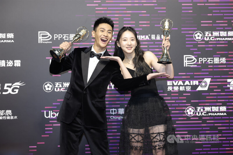 演員朱宥丞(左起)、李沐分別摘下金鐘獎迷你劇集(電視電影)男、女配角獎,2人俏皮合影留念。 中央社記者翁睿坤攝 114年10月18日