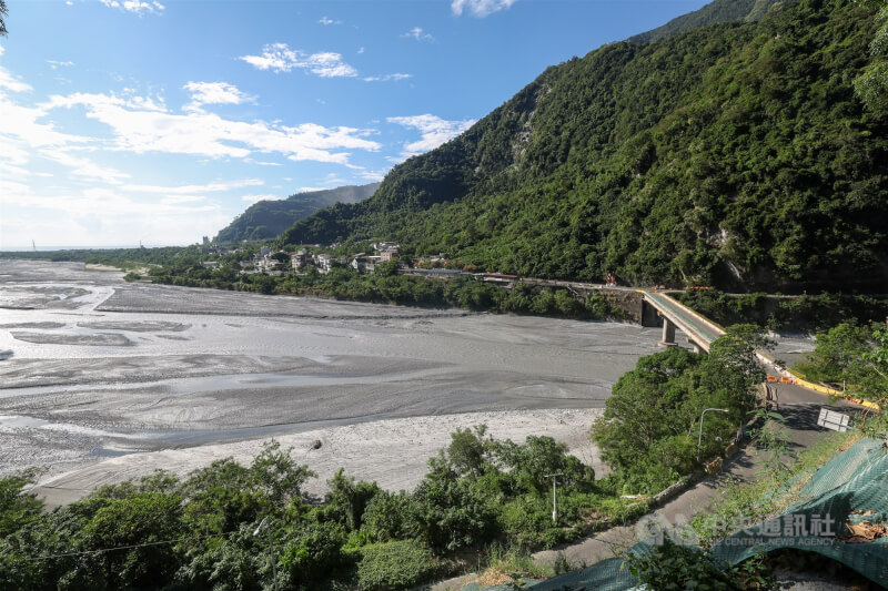 台8線中橫公路靳珩隧道西口因邊坡崩塌造成立霧溪河道阻塞形成堰塞湖,林業及自然保育署花蓮分署評估,有隨時溢滿潰決可能,已協請相關單位緊急疏散下游住戶及太魯閣國家公園園區遊客,公路局封閉天祥至太魯閣路段。圖為立霧溪下游的富世村民樂社區與錦文橋。中央社記者吳家昇攝 114年10月18日