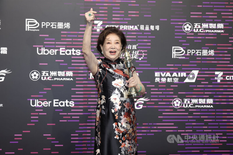 第60屆戲劇類金鐘獎頒獎典禮18日在台北流行音樂中心盛大登場,資深演員陳淑芳(圖)獲頒特別貢獻獎,在後台開心比出手指愛心留影。中央社記者翁睿坤攝 114年10月18日