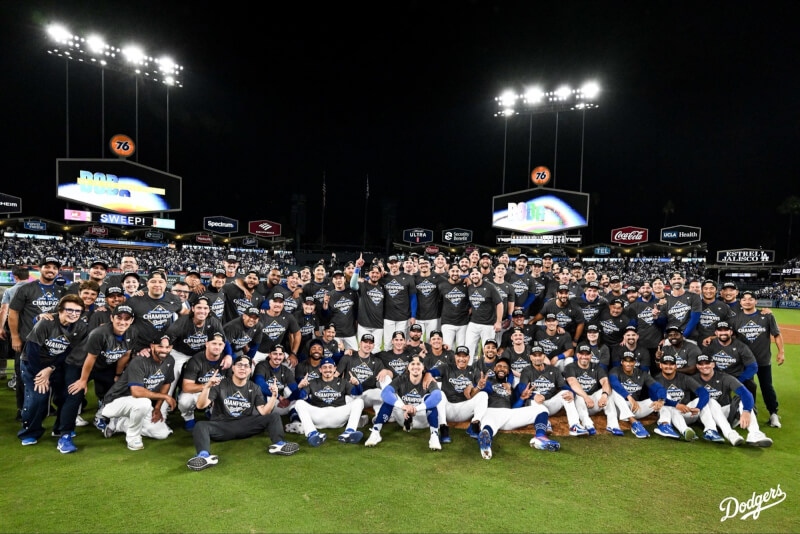 美國職棒大聯盟MLB國聯冠軍系列17日進行第4戰,道奇隊在先發投手大谷翔平主投6局10K零失分,外帶三響砲的優異表現下擊敗釀酒人,以橫掃戰績晉級世界大賽。(圖取自x.com/Dodgers)