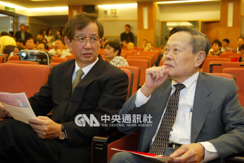 中央研究院物理所2002年舉行「楊振寧八秩華誕研討會」,楊振寧(前右)和與會的諾貝爾化學獎得主中研院院長李遠哲(前左)寒暄。(中央社檔案照片)