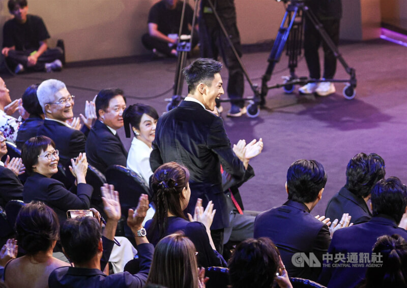 演員朱宥丞(中立者)成功拿下本屆迷你劇集(電視電影)男配角獎,在眾人掌聲中興奮登台。中央社記者鄭清元攝 114年10月18日