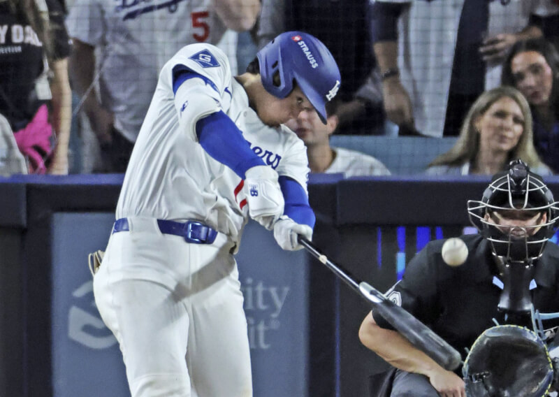 美國職棒大聯盟MLB國聯冠軍系列賽第4戰,洛杉磯道奇大谷翔平先發主投6局零失分、並打出三發全壘打共3打點,率隊以5比1擊敗密爾瓦基釀酒人,率先晉級世界大賽。(共同社)