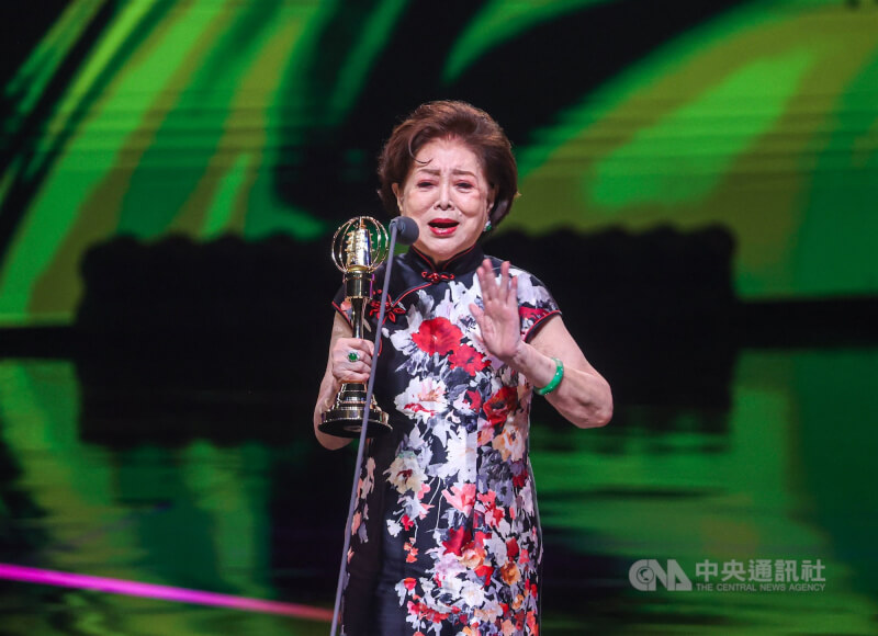 金鐘獎喜迎60年,18日晚間在北流舉行戲劇類頒獎典禮,特別貢獻獎得主、「國民阿嬤」陳淑芳(圖)出席領獎,致詞時回憶年輕時期至今的演出生涯點滴。中央社記者鄭清元攝 114年10月18日