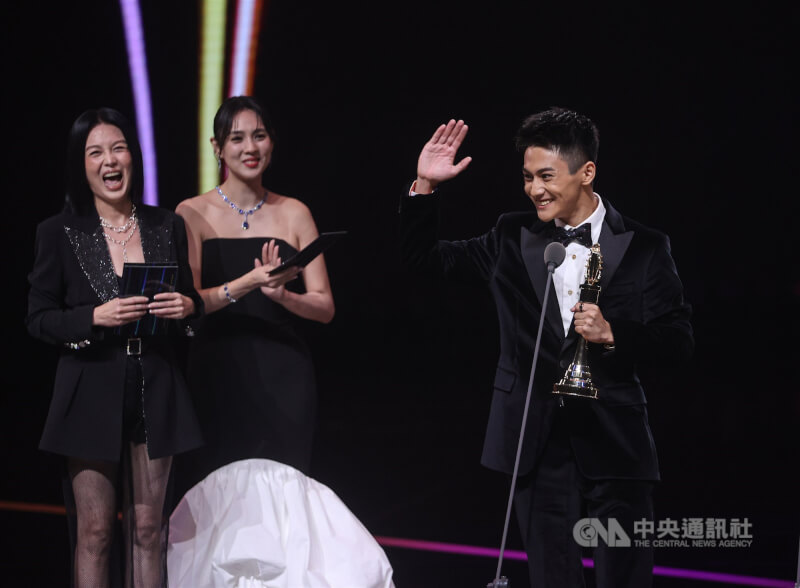 金鐘獎喜迎60年,18日晚間在北流舉行戲劇類頒獎典禮,演員朱宥丞(右)以「聽海湧」擊敗強敵,成功抱回迷你劇集(電視電影)男配角獎。中央社記者鄭清元攝 114年10月18日