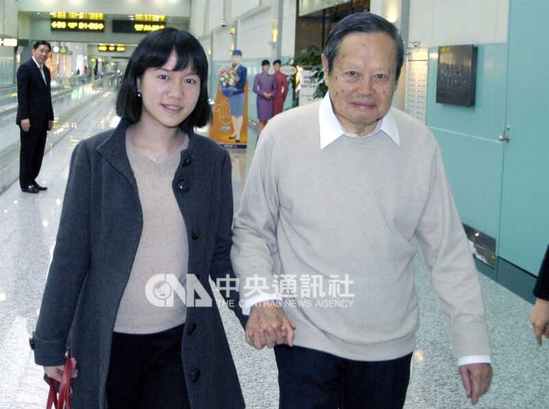楊振寧(右)及夫人翁帆(左)2009結束在台灣訪問行程,他說,整體來說台灣進步很大,至於政治上他感覺有點亂。(中央社檔案照片)