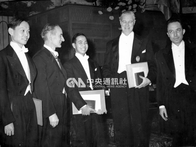 李政道(中)、楊振寧(左1)1957年以打破物理學上對等律獲得諾貝爾物理學獎,圖為兩博士和其他三位義、英、法的諾貝爾得獎者於頒獎後合影。(中央社檔案照片)