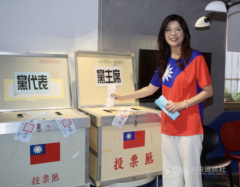 國民黨18日舉行黨主席選舉,國民黨主席候選人候選人鄭麗文(圖)前往台北市投開票所投票。中央社記者張皓安攝 114年10月18日