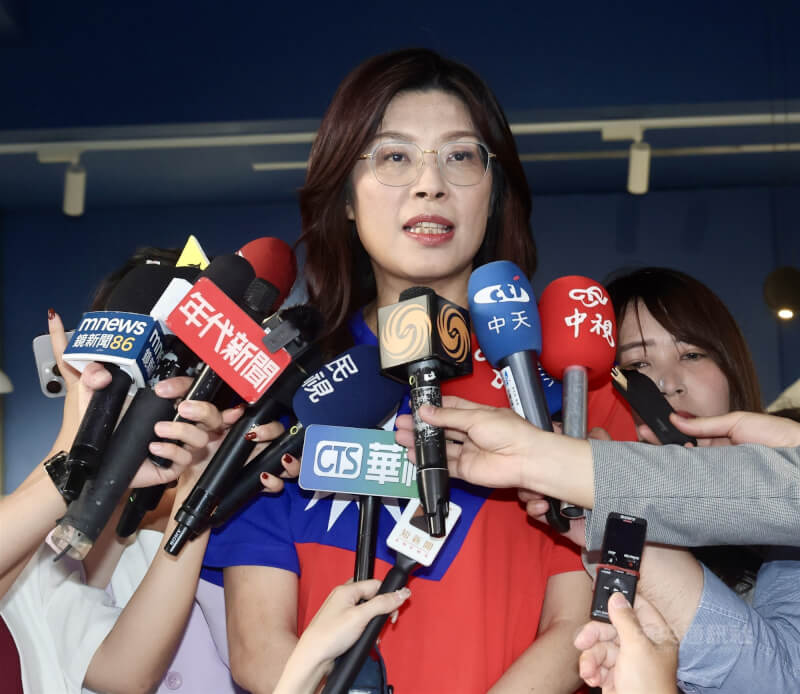 國民黨18日舉行黨主席投票選舉,前國民黨立委鄭麗文當選。圖為鄭麗文(前)18日前往台北市投開票所投票後受訪。中央社記者張皓安攝 114年10月18日