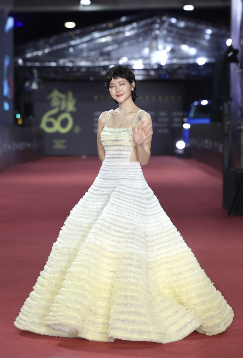 超人氣影集「影后」入圍多項大獎,演員林廷憶也將角逐影后寶座,頒獎前盛裝登上紅毯。中央社記者裴禛攝 114年10月18日