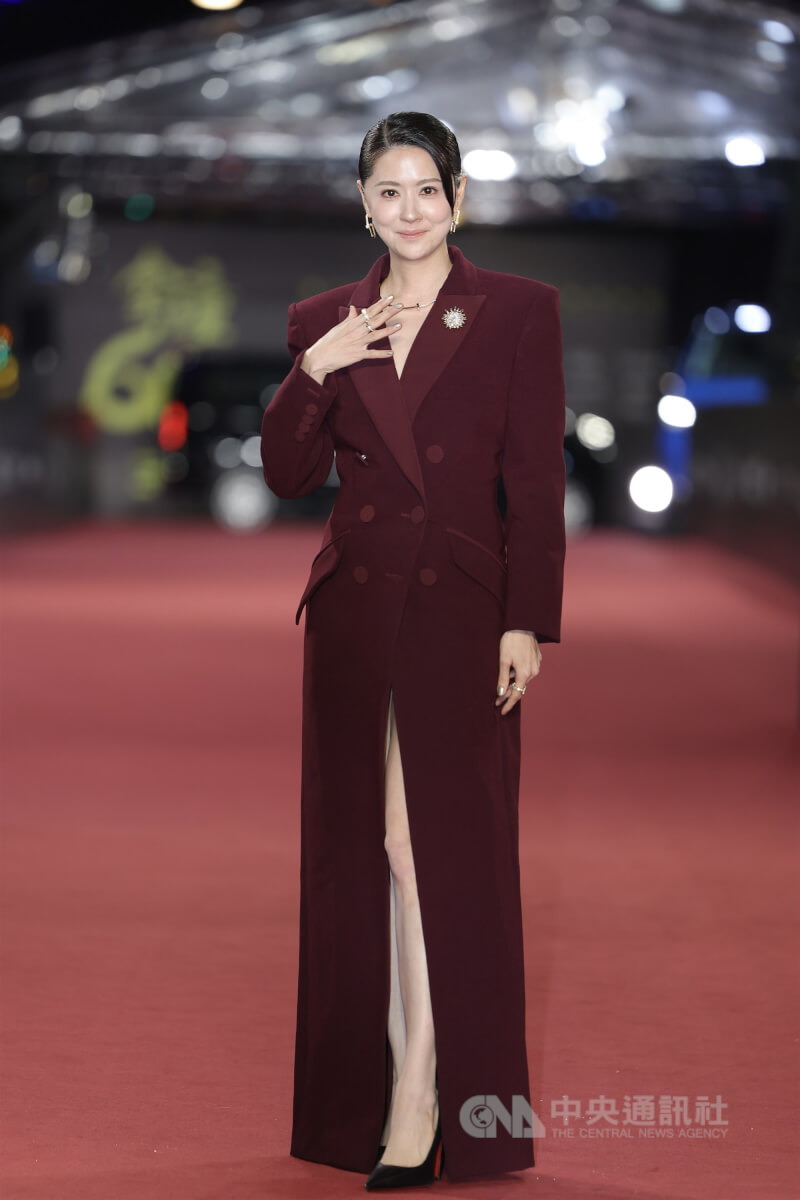演員林予晞將角逐迷你劇集(電視電影)女主角獎,選擇以一身酒紅色西裝領禮服亮相。中央社記者翁睿坤攝 114年10月18日