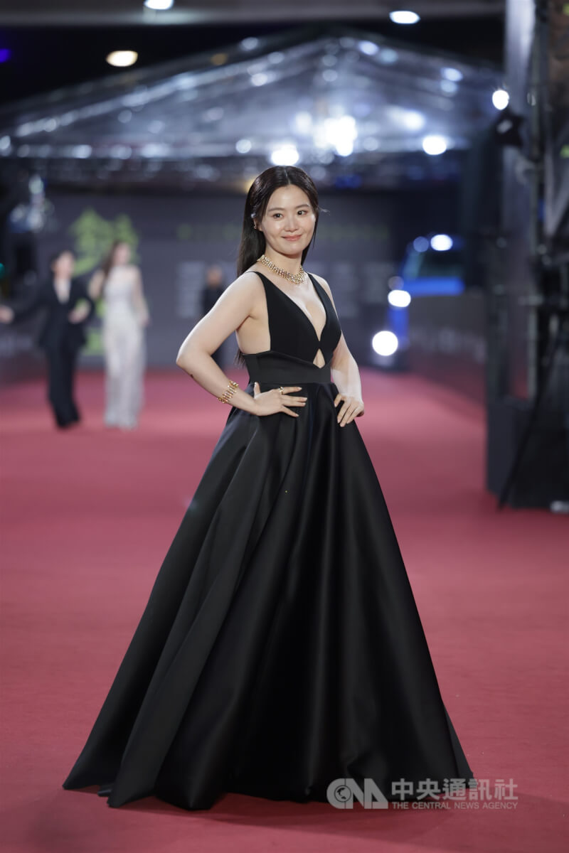 演員楊小黎將角逐迷你劇集(電視電影)女主角獎,以黑色系禮服盛裝走上紅毯。中央社記者裴禛攝 114年10月18日