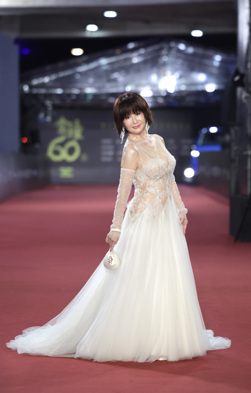 資深演員潘迎紫盛裝登紅毯,凍齡不老美貌令人驚豔,白色系禮服盡顯女皇優雅氣質。中央社記者裴禛攝 114年10月18日