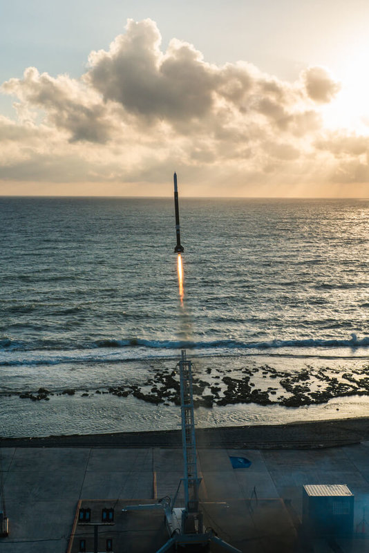 國立陽明交通大學科研探空火箭「Asfaloth-2025」全長約6.2公尺、直徑26.5公分、重量198公斤,為單節式火箭,18日上午在旭海科研火箭發射場發射升空。(TASA提供)中央社記者李卉婷傳真 114年10月18日