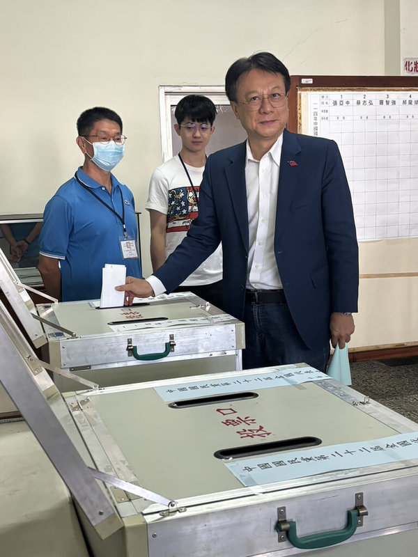 國民黨主席選舉18日投票,候選人卓伯源(前)上午前往彰化縣田中鎮黨部投票。(民眾提供)中央社記者鄭維真傳真 114年10月18日