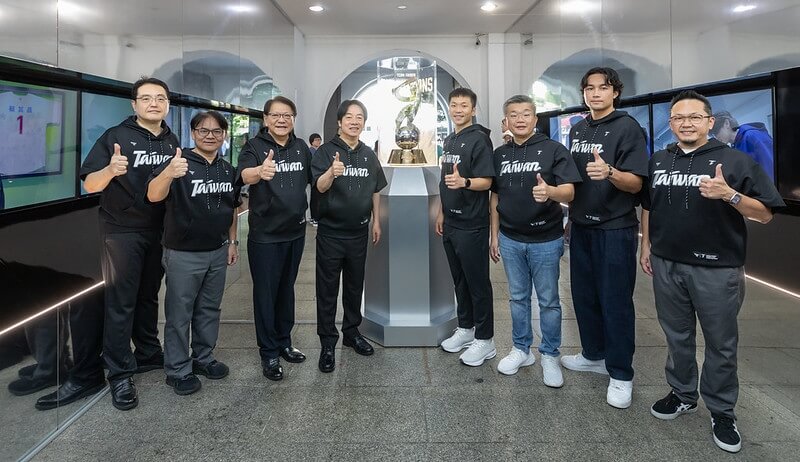 圖為總統賴清德(左4)18日在總統府參觀「BEHIND THE CHAMPION:冠軍之路」特展開展。(總統府提供)