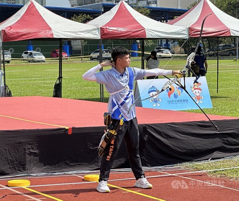 114年全國運動會在雲林縣立田徑場舉行,射箭項目18日登場,台灣男子反曲弓好手湯智鈞(前)在排名賽高居第1,也要力拚個人賽3連霸。中央社記者黎建忠攝 114年10月18日
