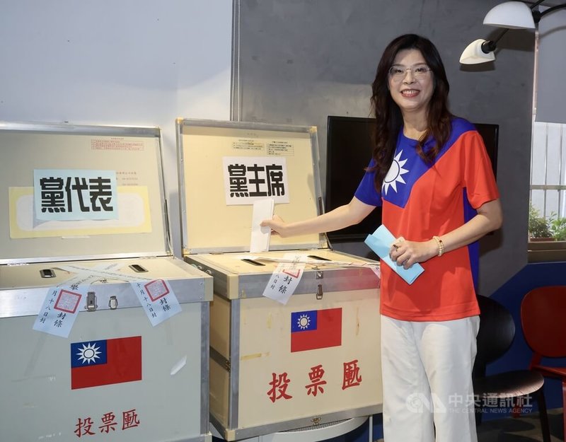 國民黨18日舉行黨主席選舉，國民黨主席候選人候選人鄭麗文（圖）前往台北市投開票所投票。中央社記者張皓安攝 114年10月18日