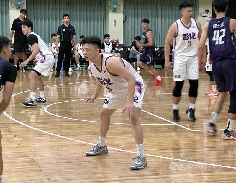 效力於P. LEAGUE+桃園璞園領航猿的李家慷(中)18日在114年全運會男子籃球預賽表現亮眼、攻守俱佳,率彰化縣擊敗台北市隊開紅盤。中央社記者黎建忠攝114年10月18日