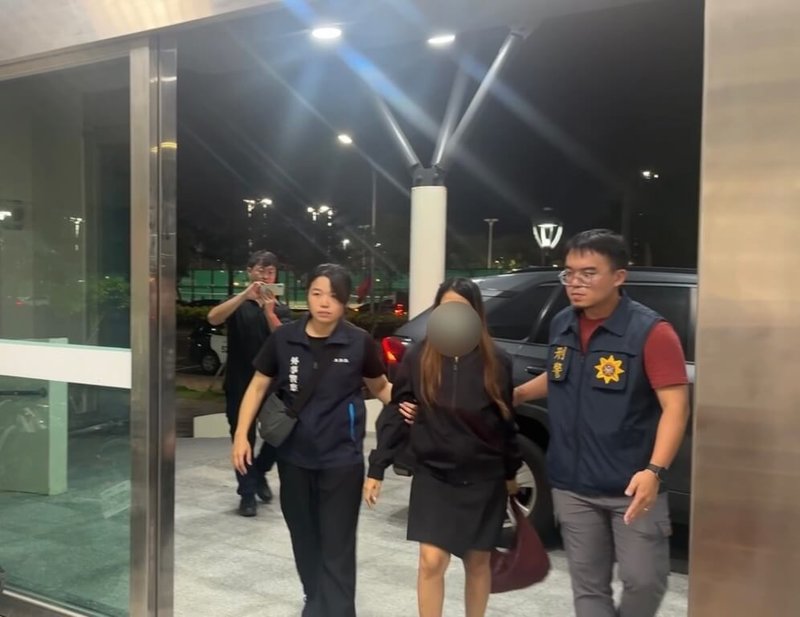 嘉義縣六腳鄉一處民宅18日驚見嬰兒屍體,經警方專案小組追查,晚間在高鐵嘉義站拘提疑涉案外籍看護(前中),看護坦承產子,但遺棄原因有待釐清。(警方提供)中央社記者姜宜菁傳真 114年10月18日