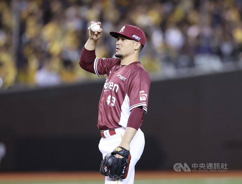 中華職棒7戰4勝制總冠軍賽(台灣大賽)首戰由樂天桃猿隊率先開胡,第2戰19日繼續在台北大巨蛋登場,桃猿推出洋投威能帝(Pedro Fernandez)(圖)先發,力拚延續勝利氣勢。中央社記者趙世勳攝 114年10月19日