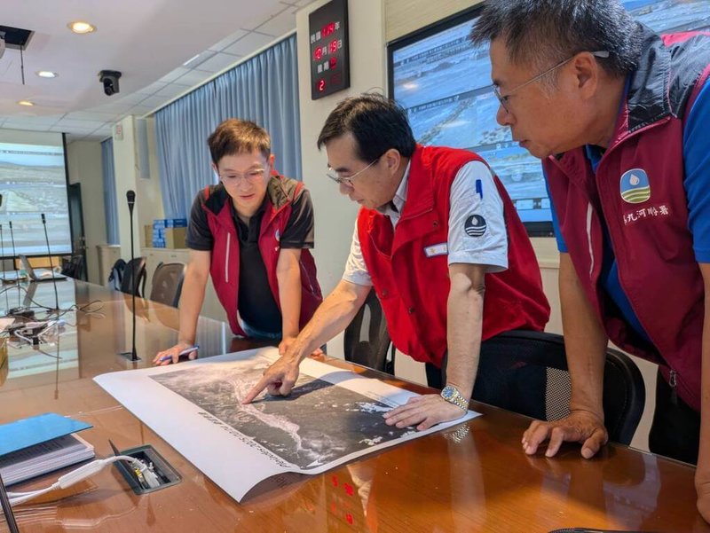 受東北季風及風神颱風外圍環流影響,21日前北部及宜花易有豪大雨發生,經濟部水利署今天要求各分署把握時機加緊趕工,強化馬太鞍溪防洪能力。圖為水利署長林元鵬(中)在第九河川分署盤點防颱準備進度。(經濟部提供)中央社記者蘇思云傳真 114年10月19日