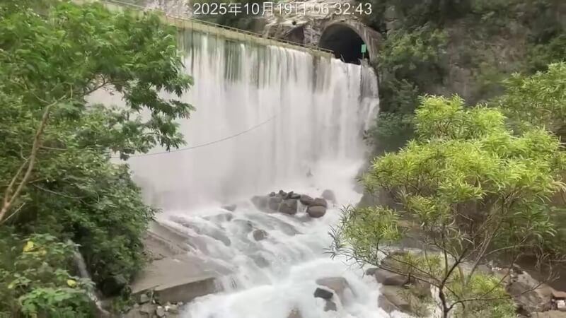 太魯閣國家公園燕子口邊坡崩塌後,在立霧溪上游形成堰塞湖,湖水從靳珩隧道西洞口進入、自隧道東洞口流出,水勢漫過魯丹橋時形成一處瀑布。(民眾提供)中央社記者李先鳳傳真 114年10月19日